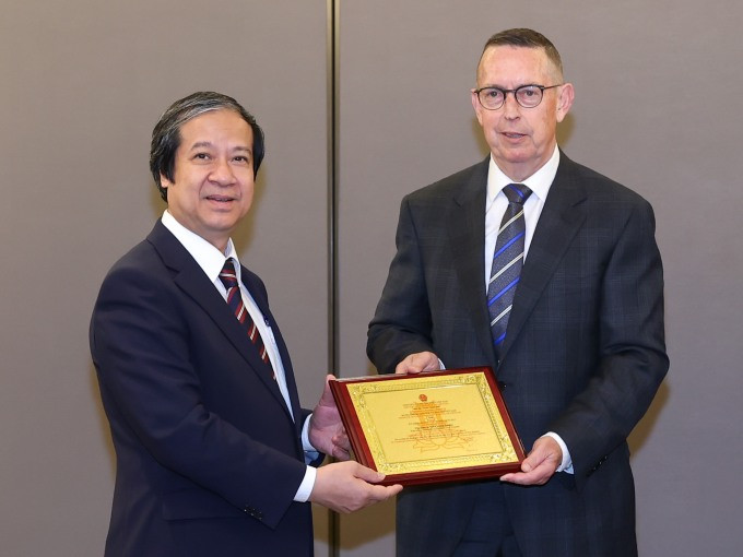 Bộ trưởng Giáo dục và Đào tạo Nguyễn Kim Sơn trao Kỷ niệm chương vì sự nghiệp giáo dục cho Hiệu trưởng Neil Quigley. Ảnh: Nhật Bắc