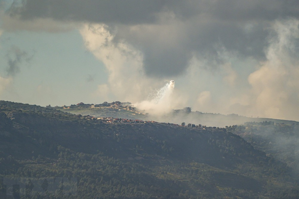 Khói bốc lên sau cuộc pháo kích của Israel xuống làng Markaba, miền Nam Liban ngày 4/3. (Ảnh: THX/TTXVN)