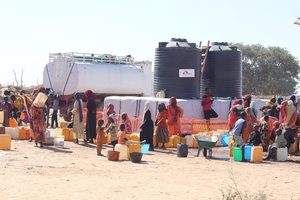 Người tị nạn Sudan sơ tán tránh xung đột sang Adre, Cộng hòa Chad. (Ảnh: AFP/TTXVN)