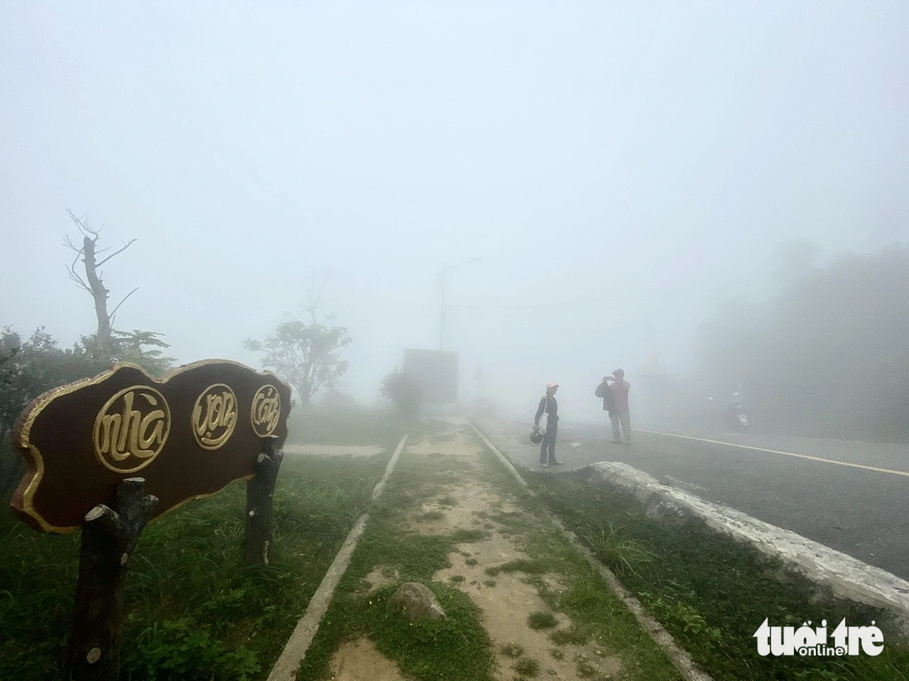 Rất nhiều điểm dừng chân trên đường khám phá đỉnh núi Sơn Trà - Ảnh: TRƯỜNG TRUNG