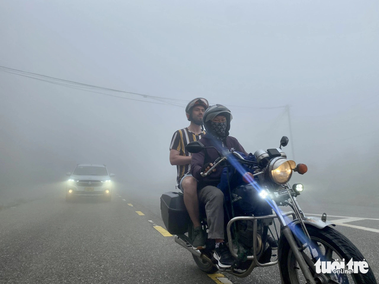 Xe cộ di chuyển lên đỉnh Bàn Cờ trong làn sương mù dày đặc - Ảnh: TRƯỜNG TRUNG