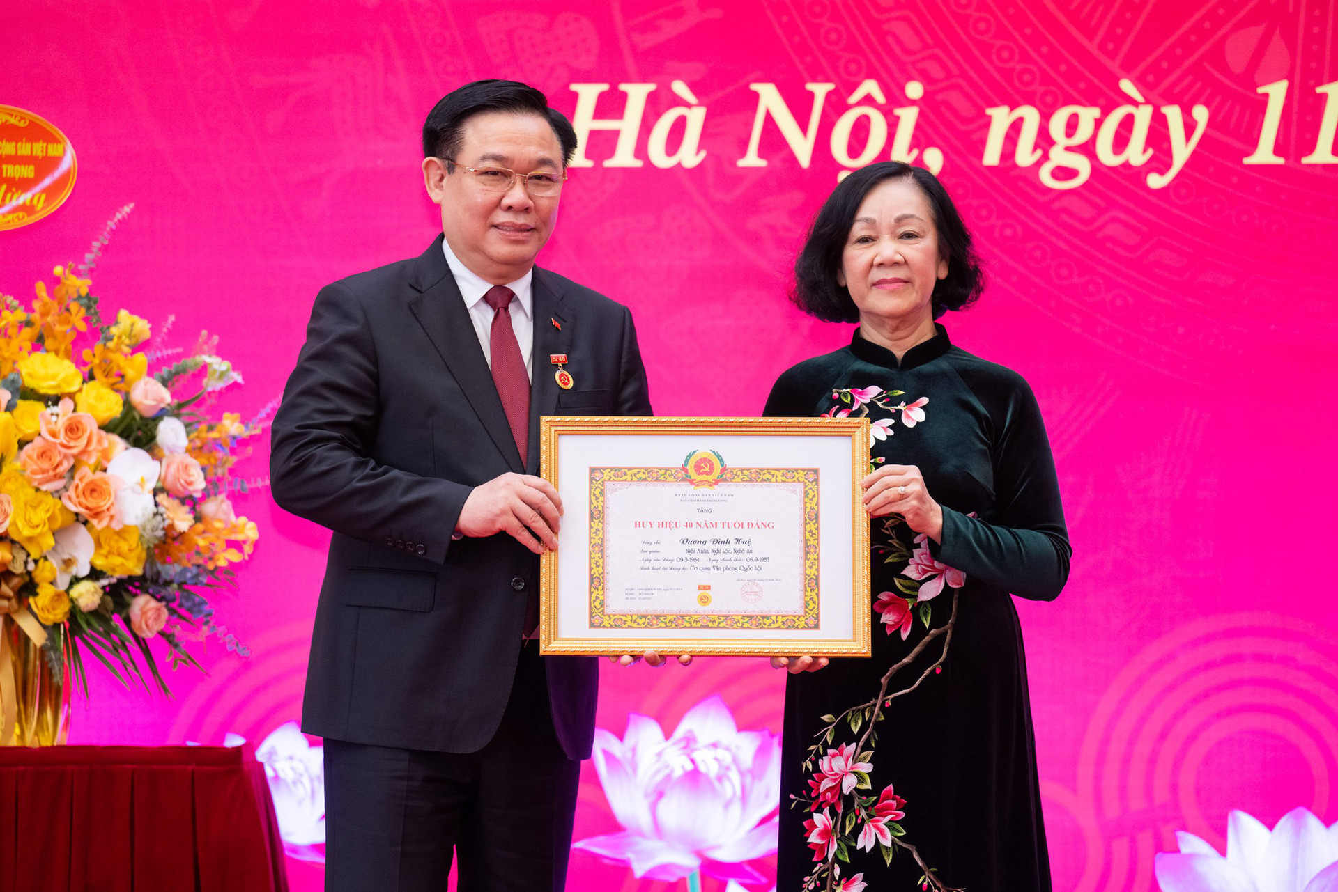 Thường trực Ban Bí thư Trương Thị Mai trao huy hiệu 40 năm tuổi Đảng cho Chủ tịch Quốc hội Vương Đình Huệ - Ảnh: GIA HÂN