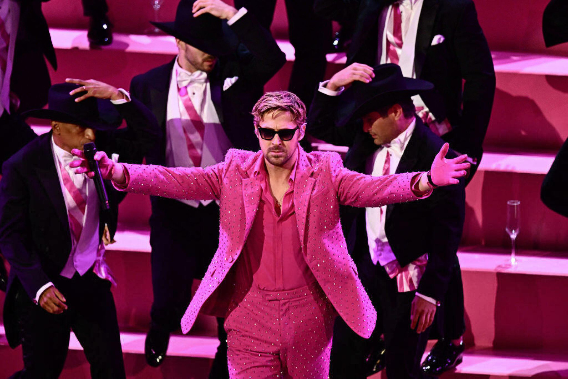 Ryan Gosling trong bộ suit màu hồng nổi bật, biểu diễn ca khúc I'm just Ken của phim Barbie - Ảnh: GETTY IMAGES