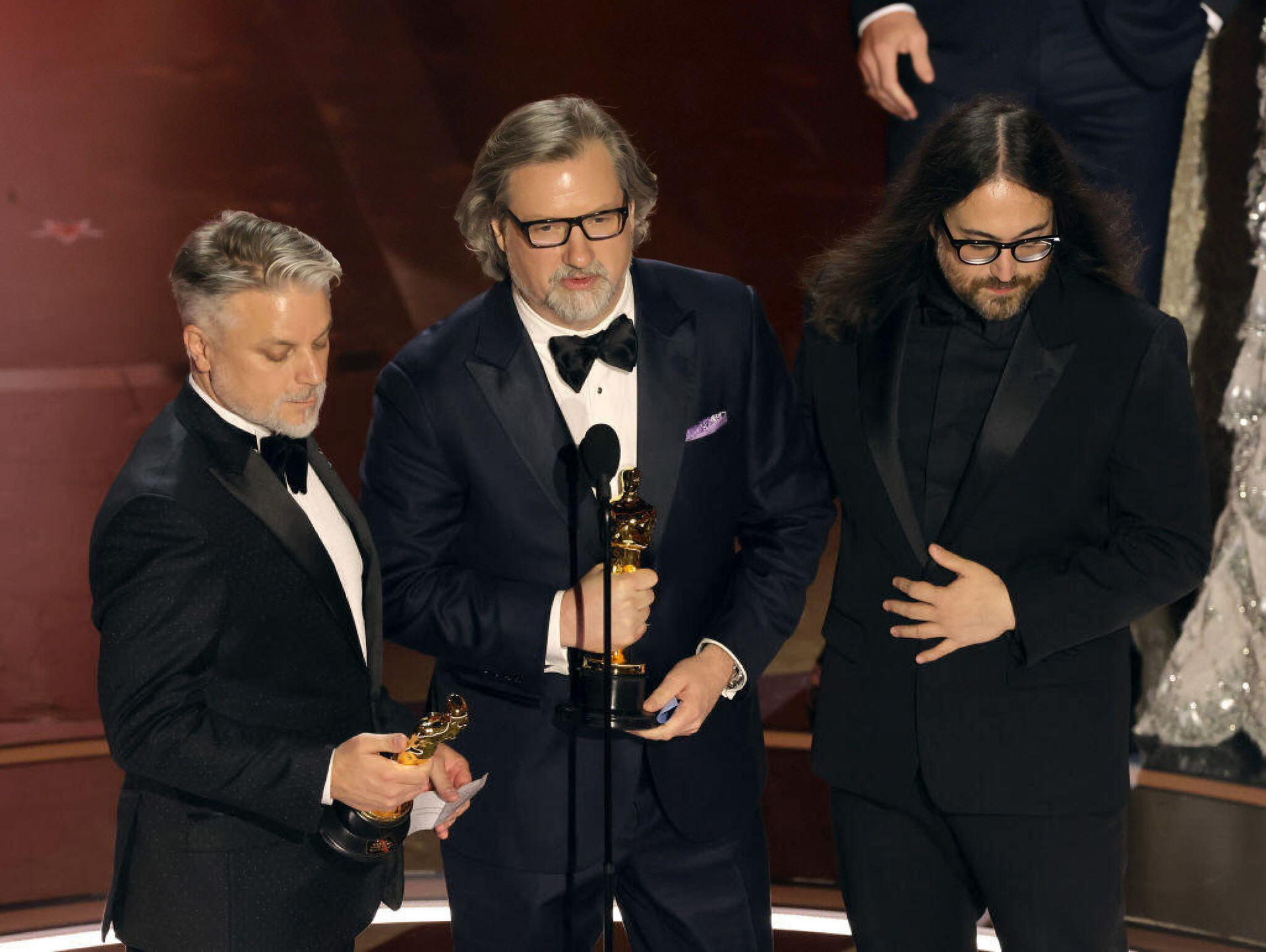 Từ trái sang phải: Brad Booker, Dave Mullins and Sean Lennon nhận Oscar cho Phim hoạt hình ngắn xuất sắc nhất tại Oscar 2024