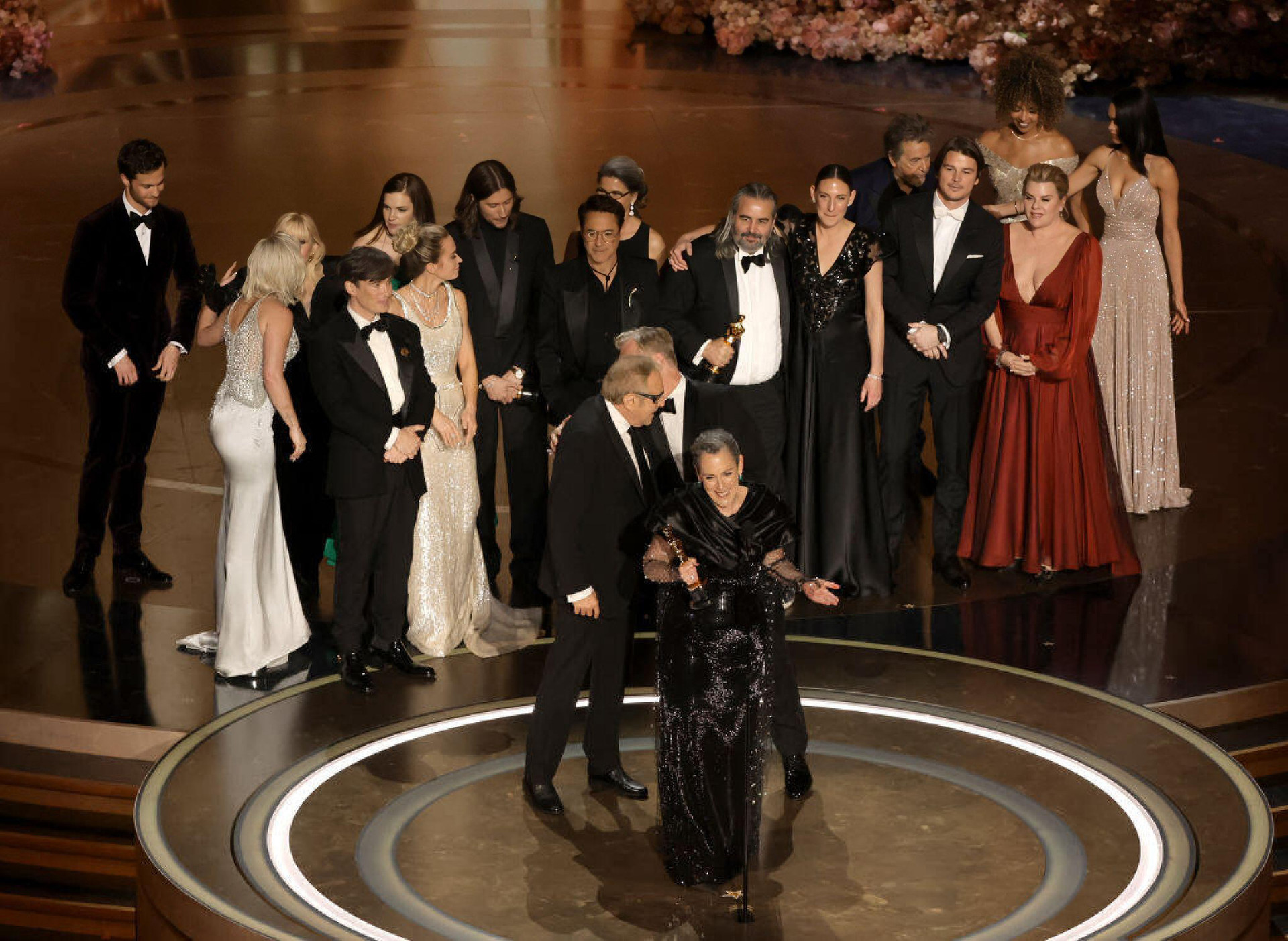 Ê kíp của Oppenheimer lên sân khấu để ăn mừng chiến thắng vang dội của Oppenheimer tại Oscar 2024 với 7 tượng vàng, trong đó có Phim hay nhất - Ảnh: GETTY IMAGES
