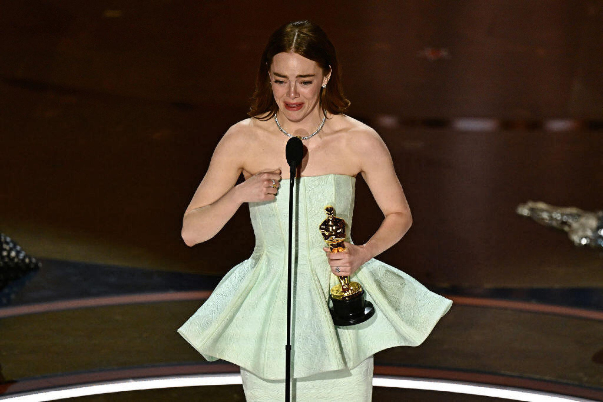 Emma Stone không cầm được nước mắt khi nhận giải Oscar cho Nữ diễn viên chính xuất sắc nhất lần thứ hai trong sự nghiệp - Ảnh: GETTY IMAGES
