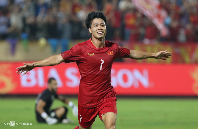 Công Phượng ăn mừng sau khi ghi bàn giúp Việt Nam thắng Palestine 2-0 trên sân Thiên Trường ngày 11/9. Ảnh: Hiếu Lương