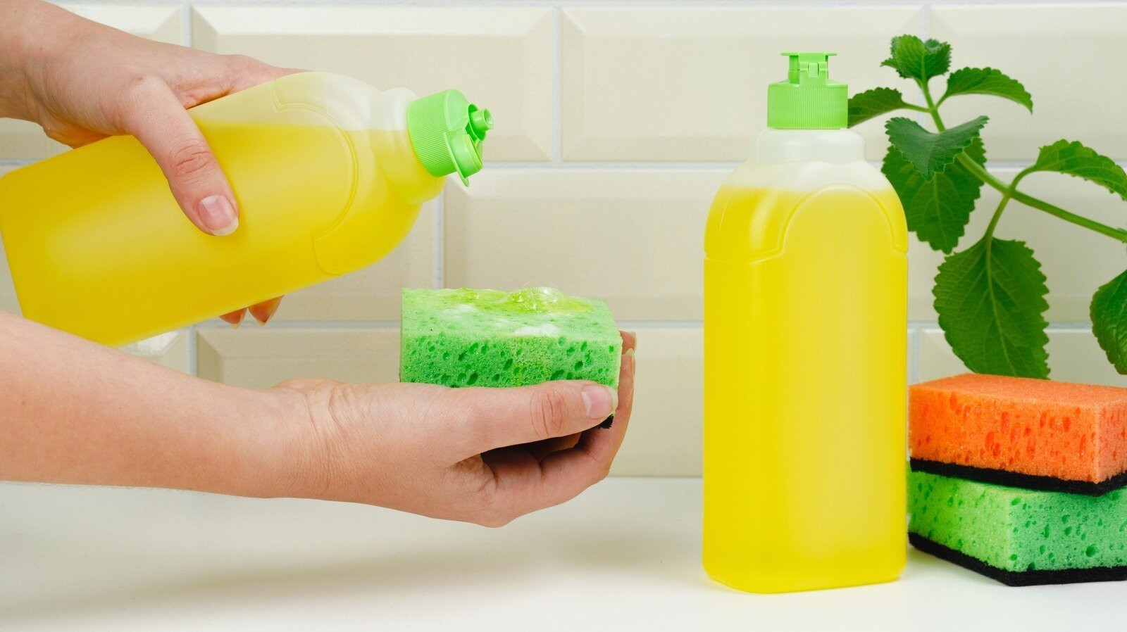 Dùng nước rửa chén là cách đơn giản và hiệu quả để loại bỏ hoàn toàn các vết ố và mảng bám trên ly thủy tinh. (Ảnh: House Digest)