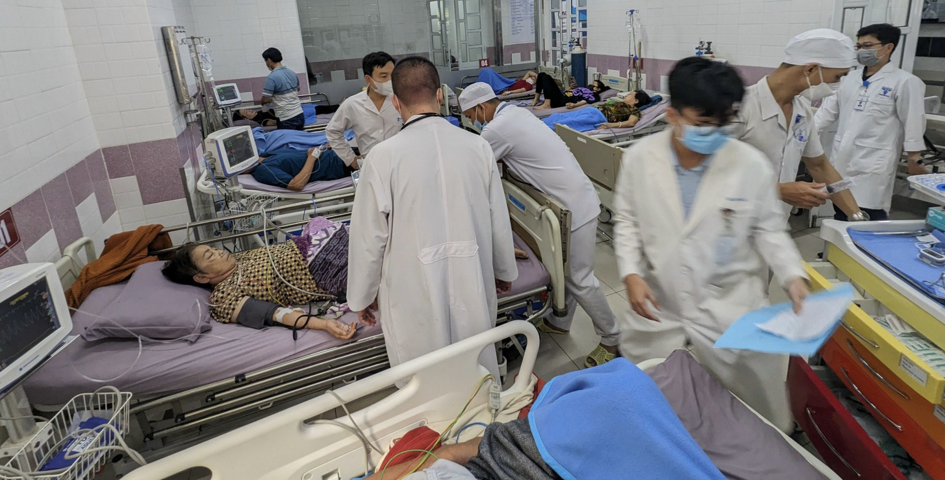 Sau khi ăn bánh mì, nhiều người ở Sóc Trăng nhập viện - Ảnh: Bệnh viện Đa khoa Hoàng Tuấn cung cấp