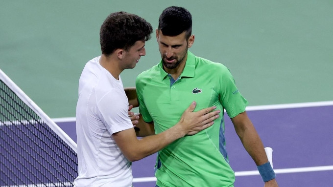 Djokovic (phải) chúc mừng đàn em Nardi sau trận đấu trên sân Trung tâm ở Indian Wells, Mỹ hôm 11/3. Ảnh: Reuters