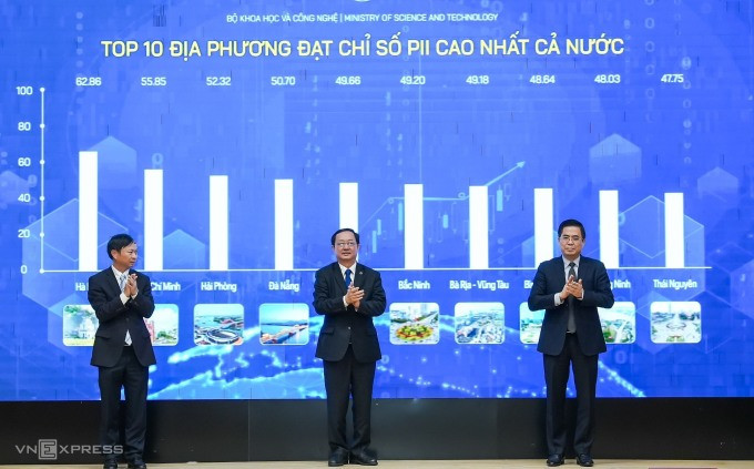Từ trái qua: Thứ trưởng Hoàng Minh, Bộ trưởng Huỳnh Thành Đạt và Thứ trưởng Nguyễn Hoàng Giang nhấn nút công bố kết quả PII. Ảnh: Tùng Đinh