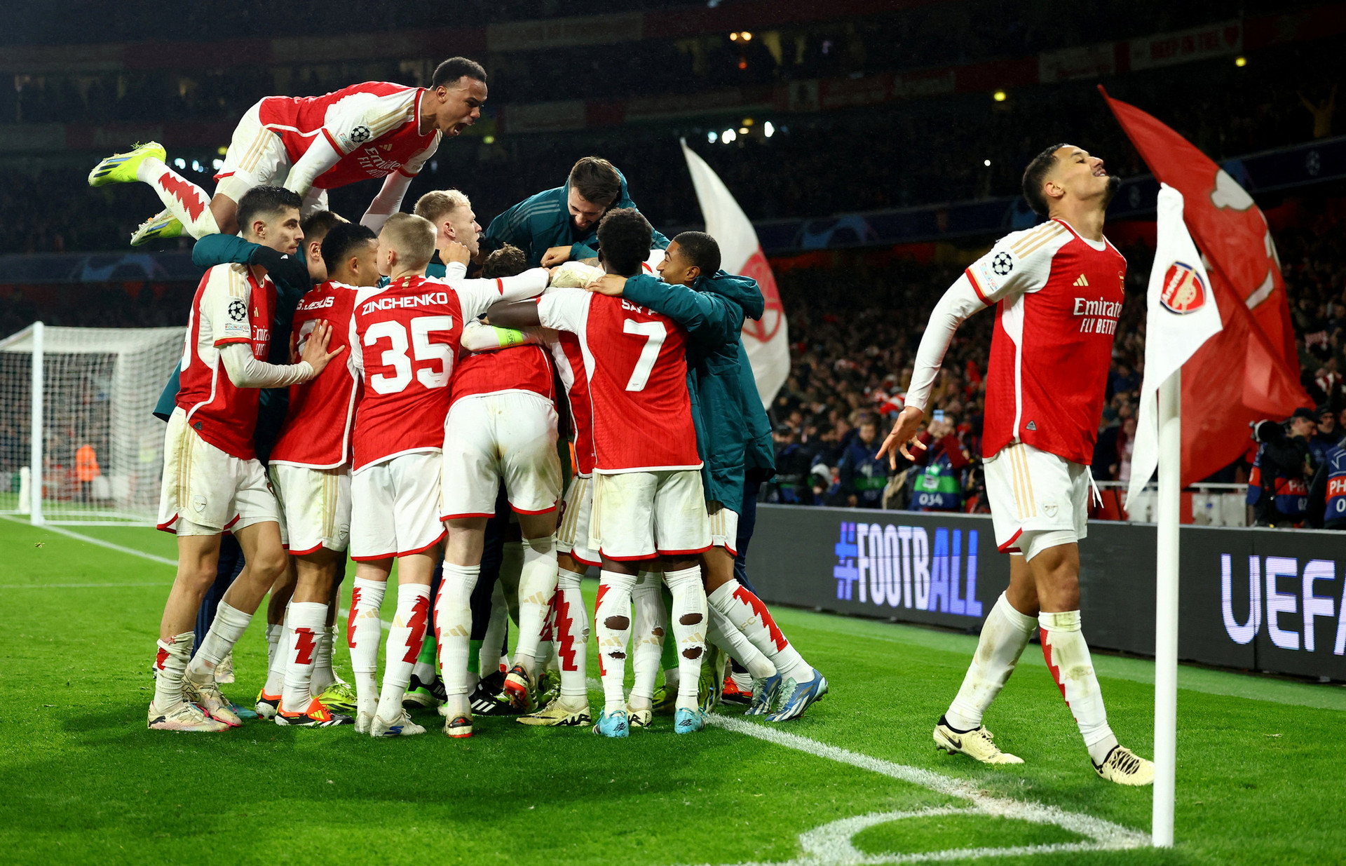 Niềm vui của các cầu thủ Arsenal trong trận đấu với Porto ở lượt về vòng 16 đội Champions League - Ảnh: REUTERS