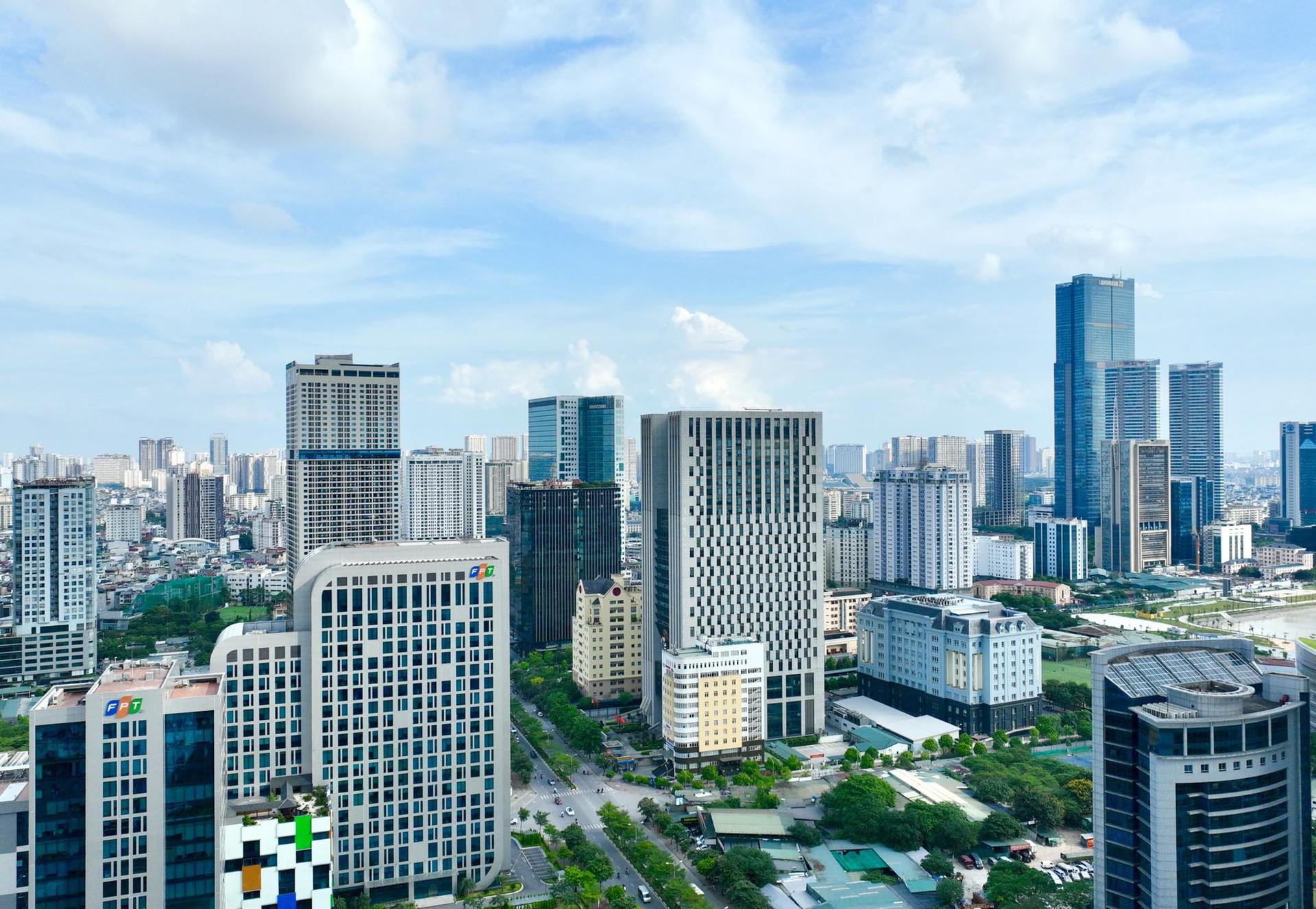 Thủ đô Hà Nội nhìn từ trên cao với những tòa nhà cao tầng hiện đại, trong đó có những căn hộ với giá lên tới vài triệu USD - Ảnh: NGUYỄN KHÁNH