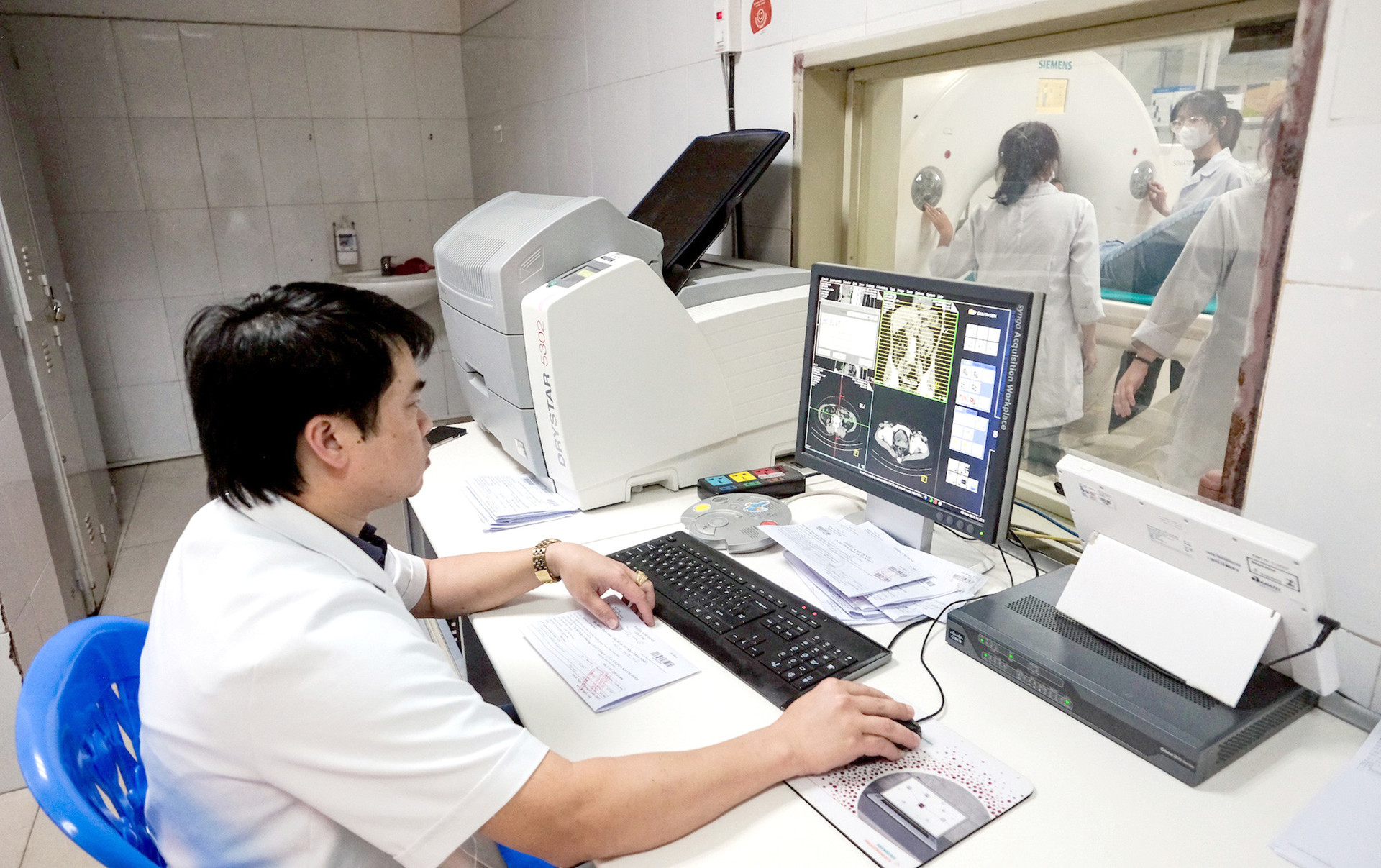 Các bác sĩ tiến hành chụp chiếu, chẩn đoán hình ảnh tại Bệnh viện Bạch Mai (Hà Nội) - Ảnh: NAM TRẦN