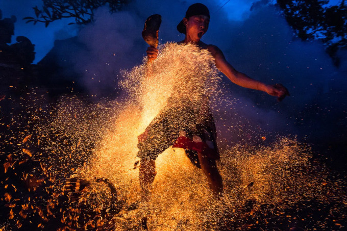 Nghi lễ múa lửa bằng vỏ dừa vào đêm Ngrupuk. Ảnh: Agung