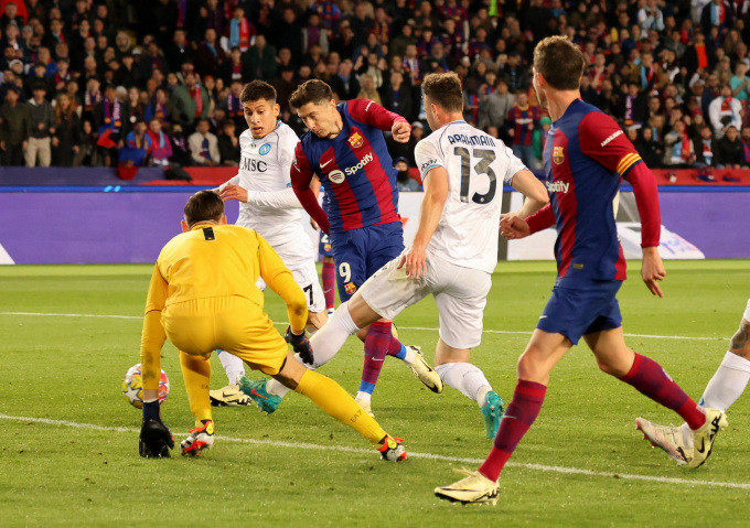 Tiền đạo Robert Lewandowski (số 9) ghi bàn ấn định thắng lợi 3-1 cho Barca trong trận lượt về vòng 1/8 Champions League với Napoli trên sân Olympic, Barcelona ngày 12/3. Ảnh: Reuters