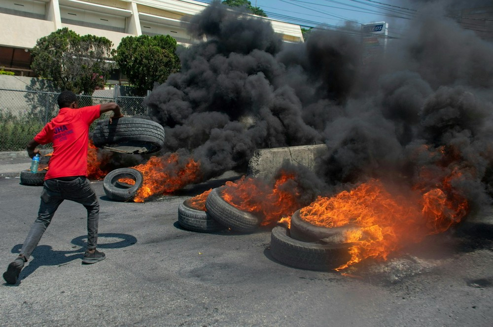 Người biểu tình gây bạo loạn tại Port-au-Prince, Haiti sau quyết định từ chức của Thủ tướng Ariel Henry, ngày 12/3/2024. (Ảnh: AFP/TTXVN)