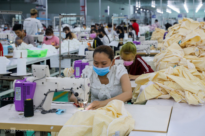 Công nhân nhà máy dệt may ở Long An. Ảnh: Quỳnh Trần