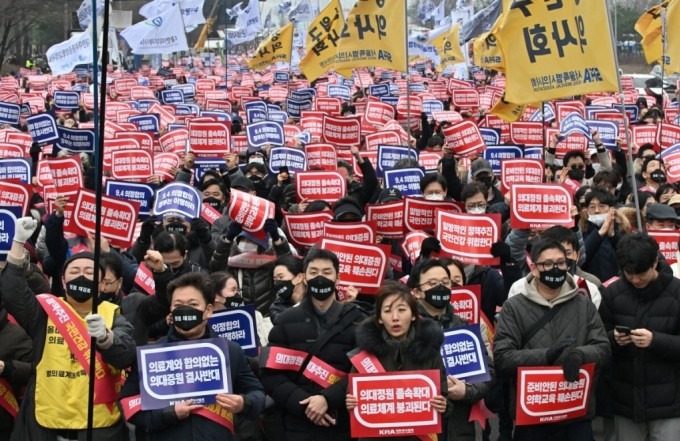 Bác sĩ Hàn Quốc biểu tình tại Seoul ngày 3/3 để phản đối chính phủ tăng chỉ tiêu tuyển sinh trường y. Ảnh: AFP