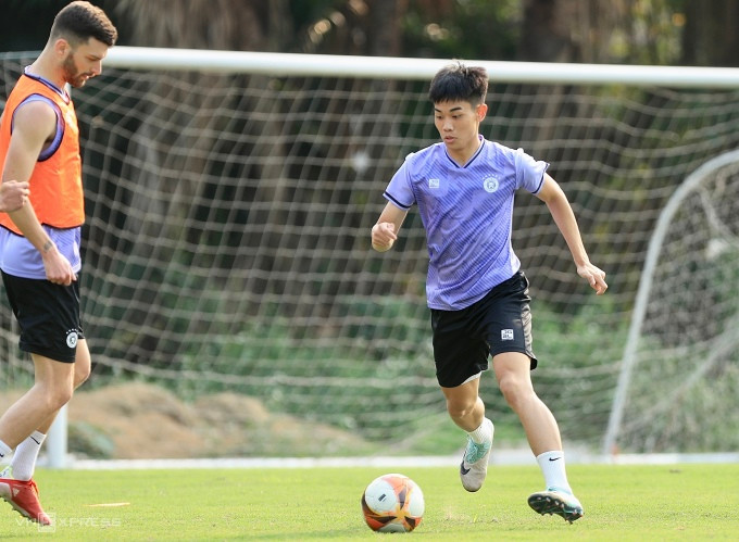 Nguyễn Đình Bắc trong buổi tập của Hà Nội FC ngày 11/3. Ảnh: Minh Minh