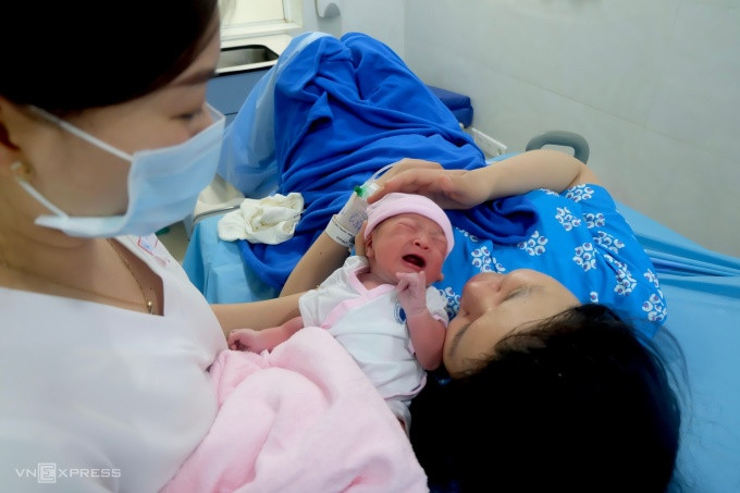 Bé Vũ Ngọc Mai Anh, TP HCM, chào đời đêm giao thừa Xuân Giáp Thìn 2024, trở thành một trong những công dân tuổi rồng đầu tiên tại Bệnh viện Từ Dũ. Ảnh: Thi Quân