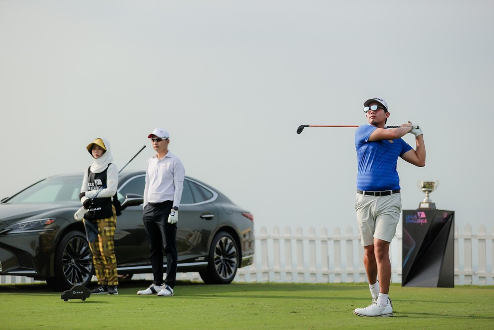 Runchanapong Youprayong (áo xanh) đang tạm dẫn đầu bảng xếp hạng Giải Golf Lexus Challenge 2024. (Ảnh: BTC)