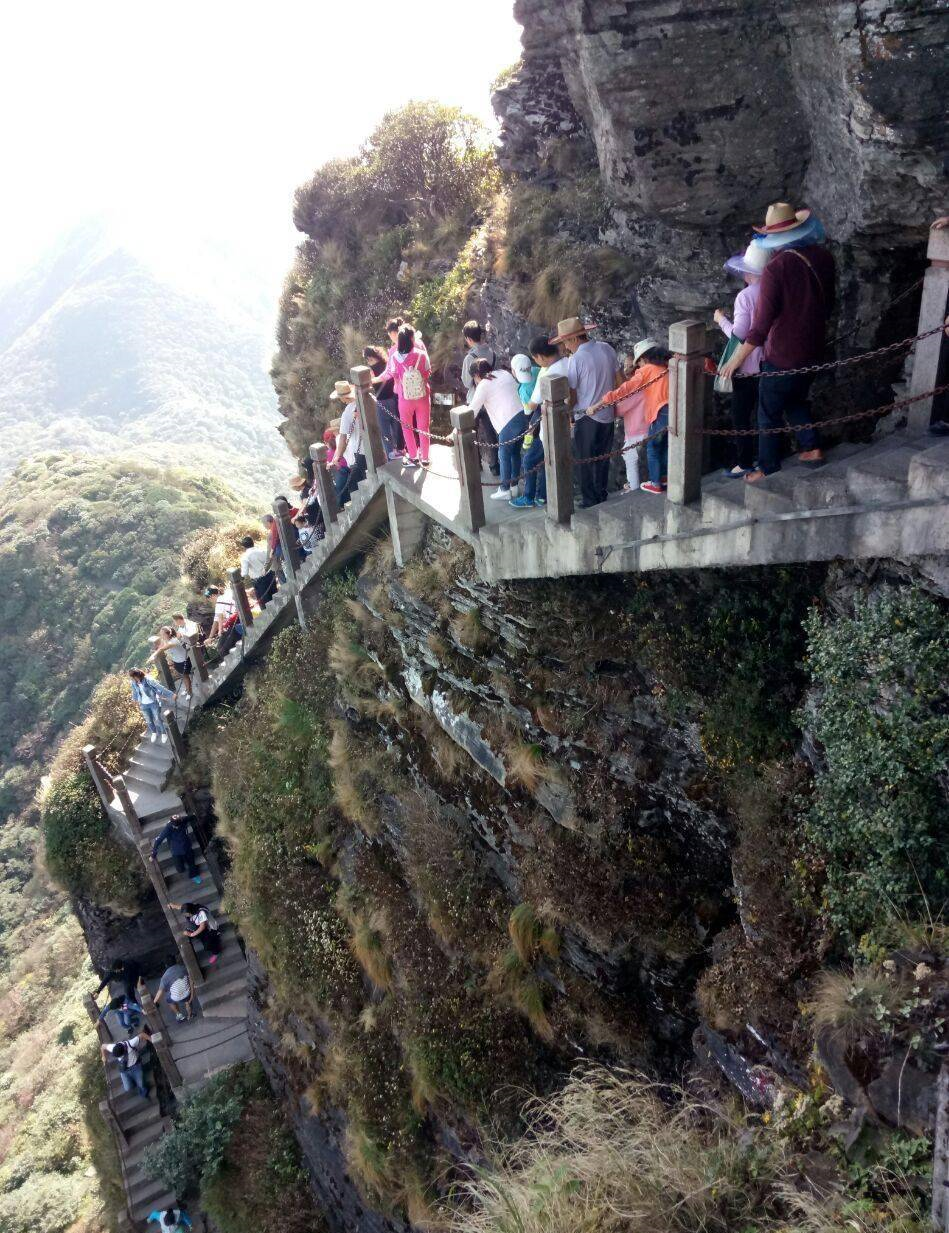 Đường đi lên núi rất khó khăn và trắc trở. Du khách chỉ có thể leo bộ qua hơn 8.000 bậc thang đá nhân tạo.