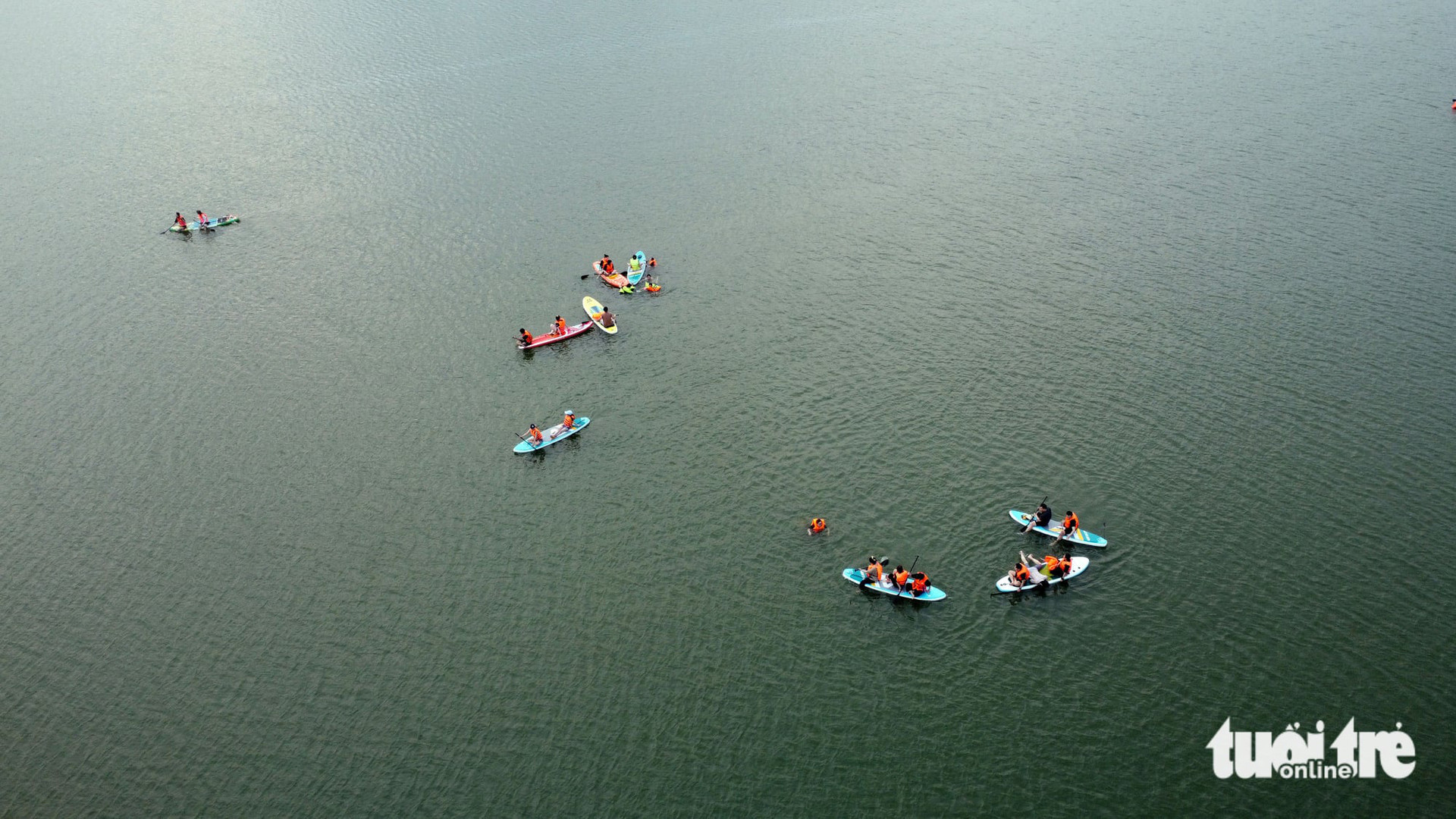 Du khách chèo thuyền trên hồ Trị An - Ảnh: A LỘC