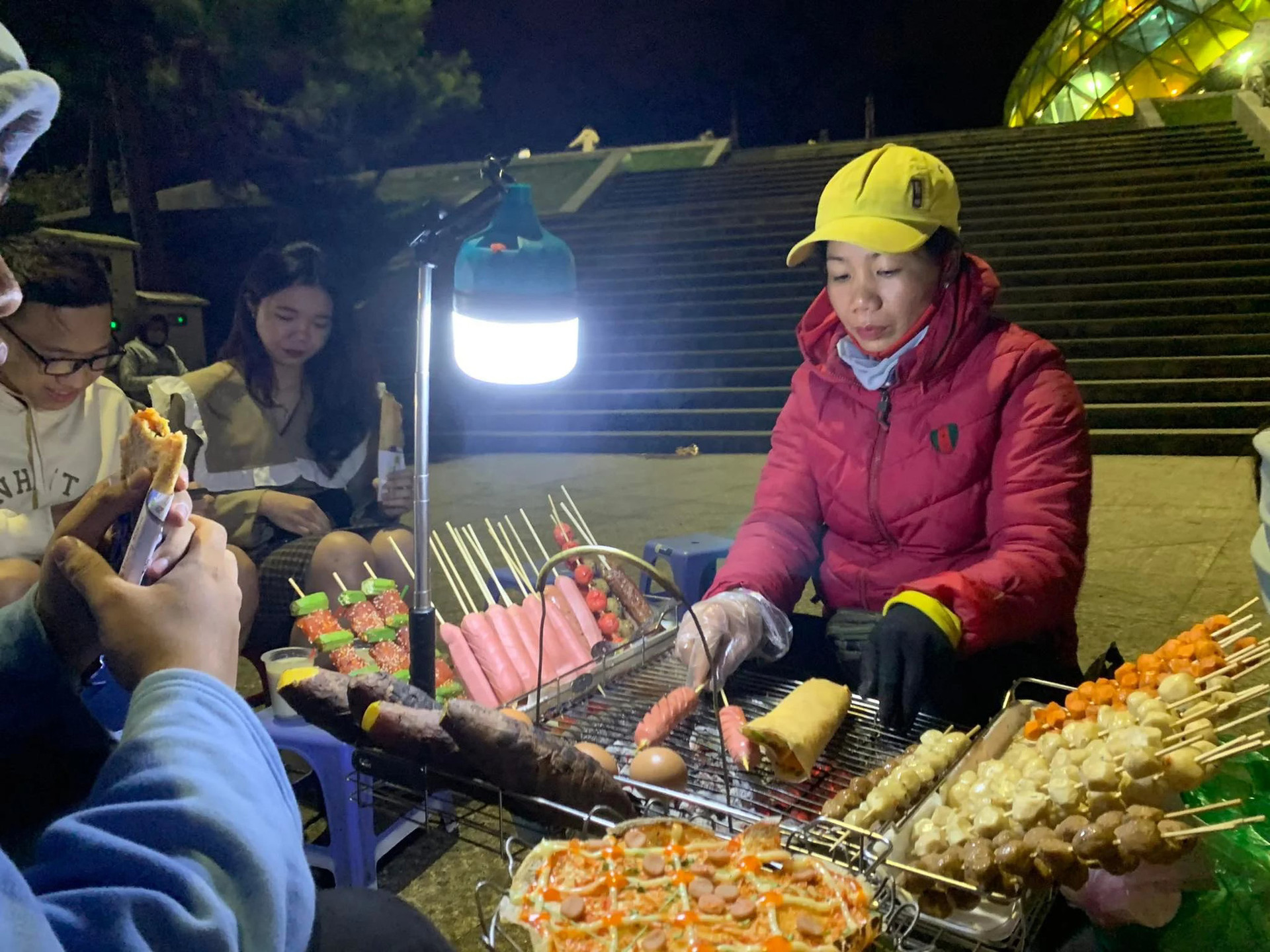 Một quầy bánh tráng nướng ở quảng trường Lâm Viên, TP Đà Lạt - Ảnh: HOÀNG AN