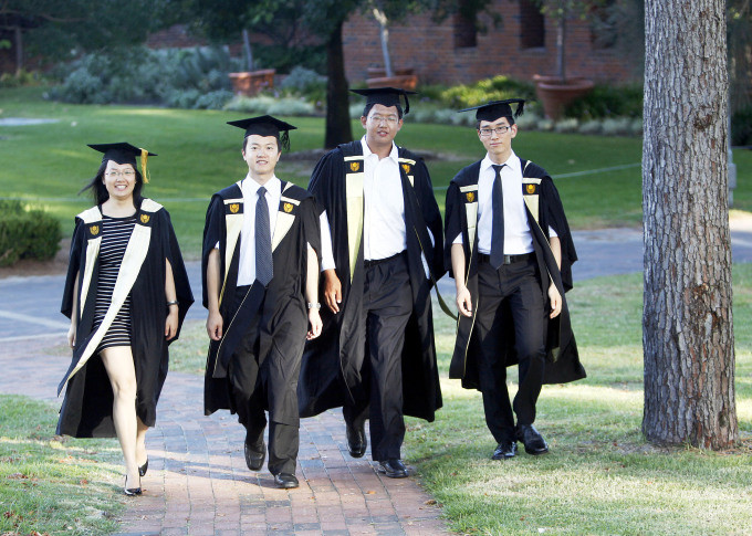 Sinh viên quốc tế mặc áo cử nhân chụp ảnh tốt nghiệp tại Đại học Curtin ở Bentley, Perth, bang Tây Australia, Australia. Ảnh: AFP