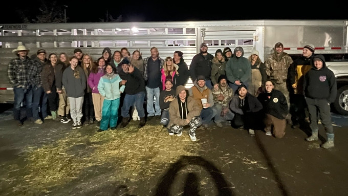 Nhóm người tình nguyện chụp ảnh sau khi hoàn thành vắt sữa 50 con dê. Ảnh: FOX 13