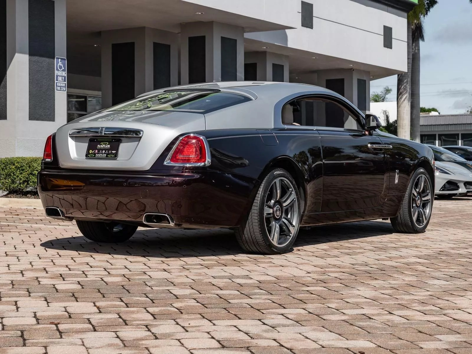 Mua siêu xe Bugatti Chiron 3,8 triệu USD, đại gia được tặng kèm Rolls-Royce