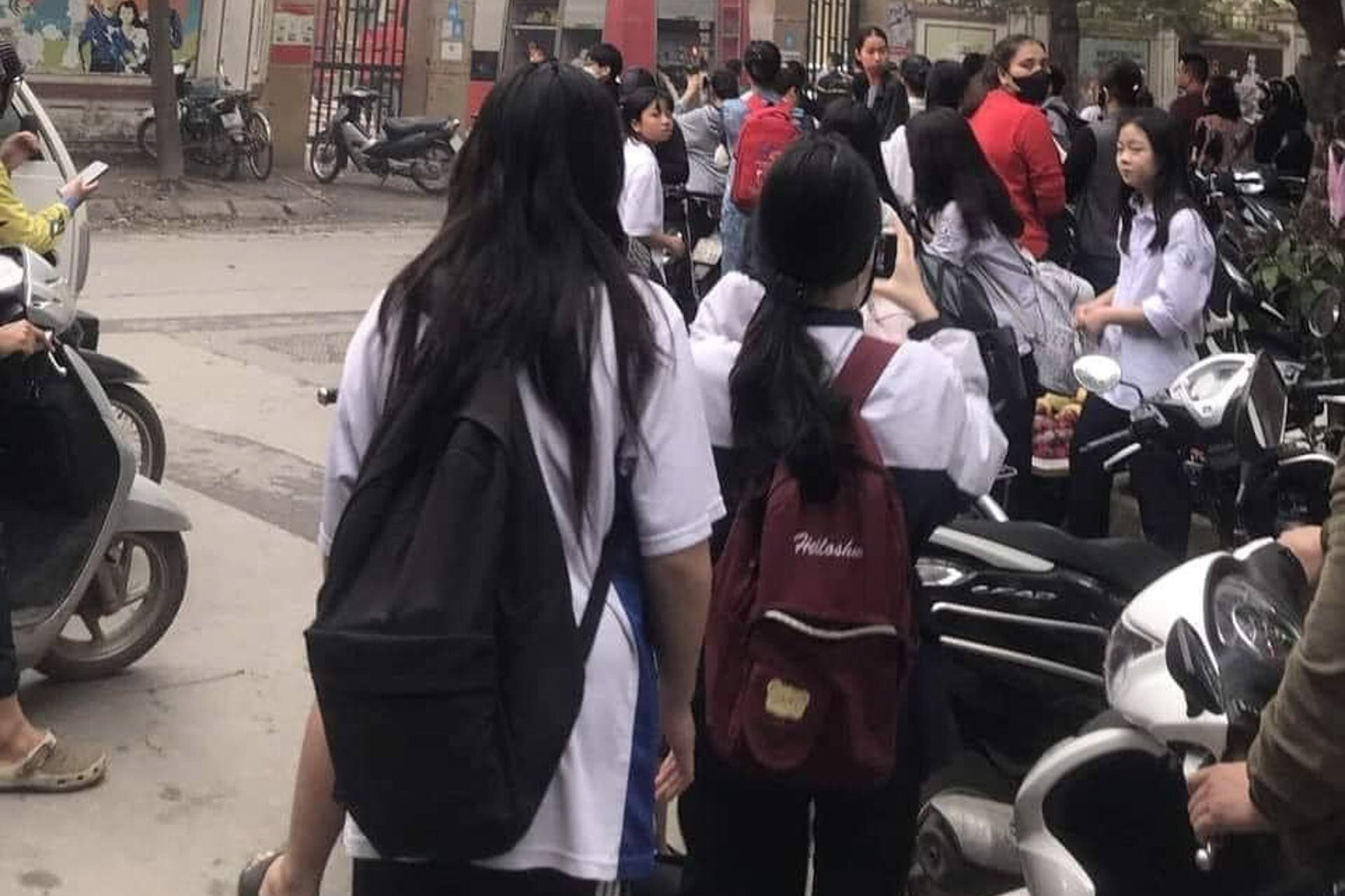Học sinh được sơ tán ra bên ngoài trường.
