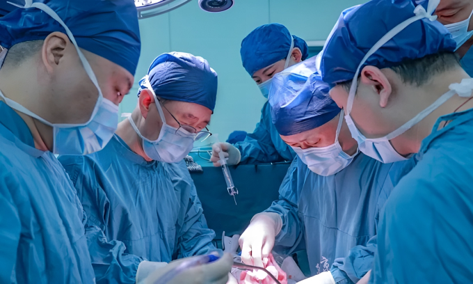 Các bác sĩ tại Đại học Y Không quân thực hiện ca cấy ghép gan lợn cho người chết não, ngày 10/3. Ảnh: Air Force Medical University