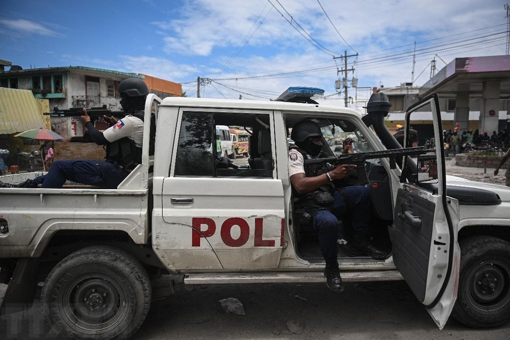 Cảnh sát tuần tra trên đường phố Port-au-Prince, Haiti. (Ảnh: AFP/TTXVN)