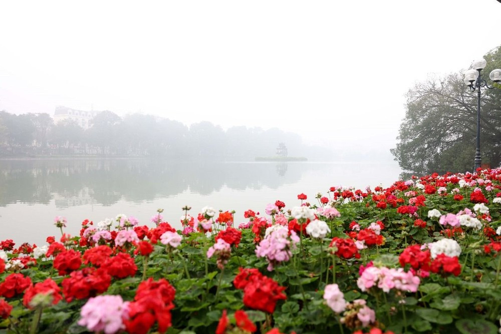 Thủ đô Hà Nội nhiều mây, sáng và đêm có mưa phùn và sương mù. (Ảnh: Nhật Anh/TTXVN)