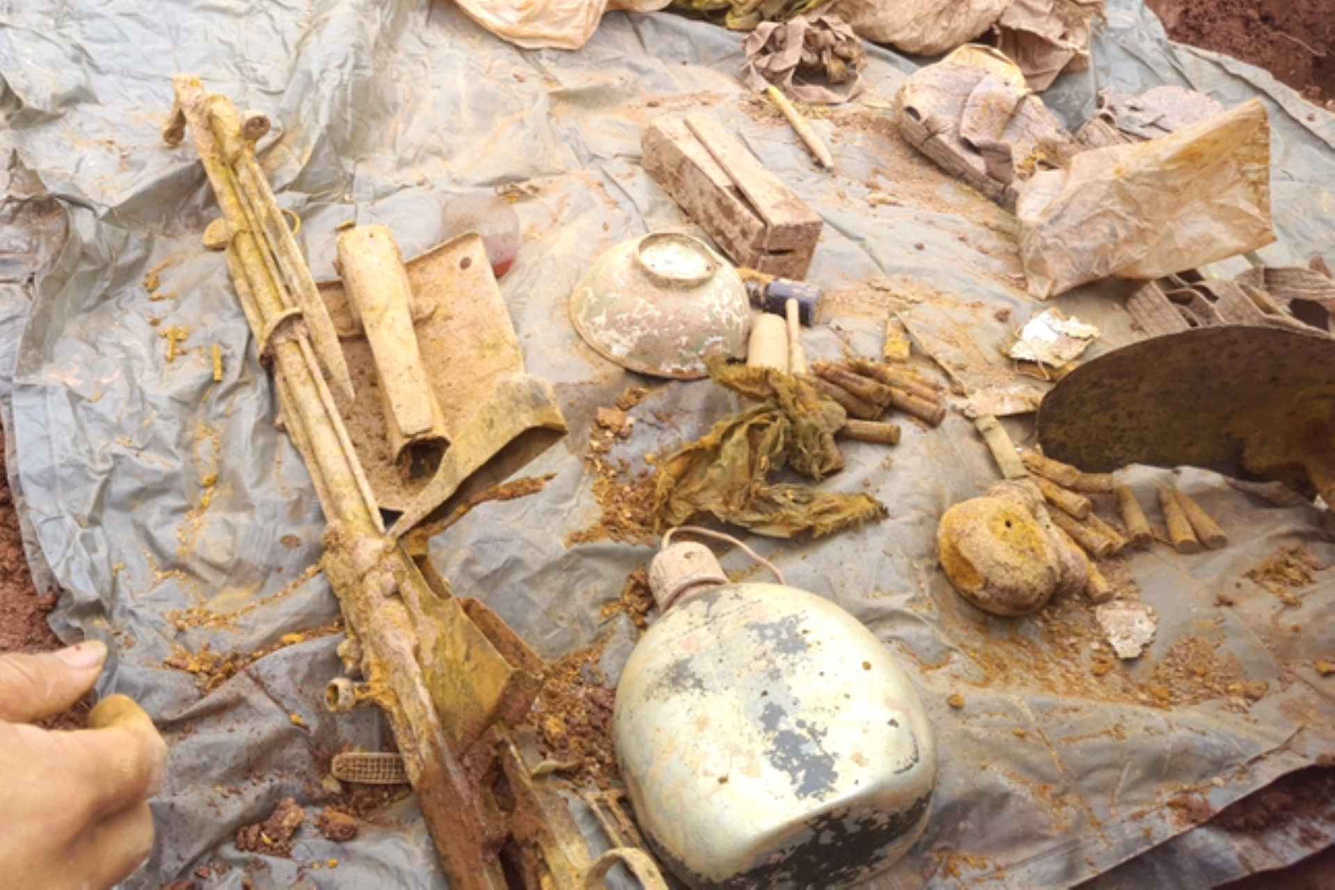 Bình tông, bát ăn cơm… được tìm thấy trong quá trình tìm kiếm và quy tập hài cốt liệt sĩ tại tỉnh Xây Xổm Bun, Lào.
