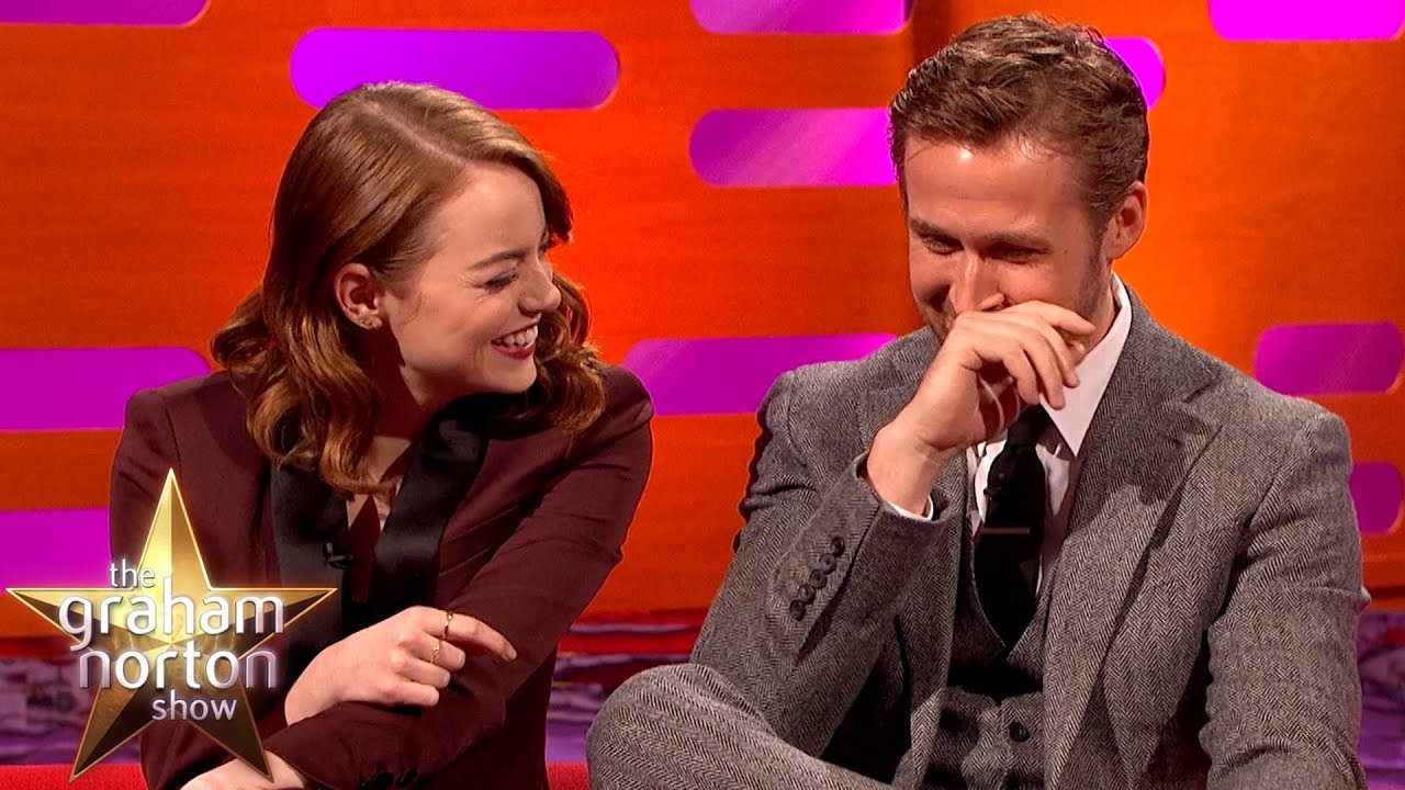 Emma Stone hài hước bên Ryan Gosling trong một talkshow - Ảnh: Graham Norton Show