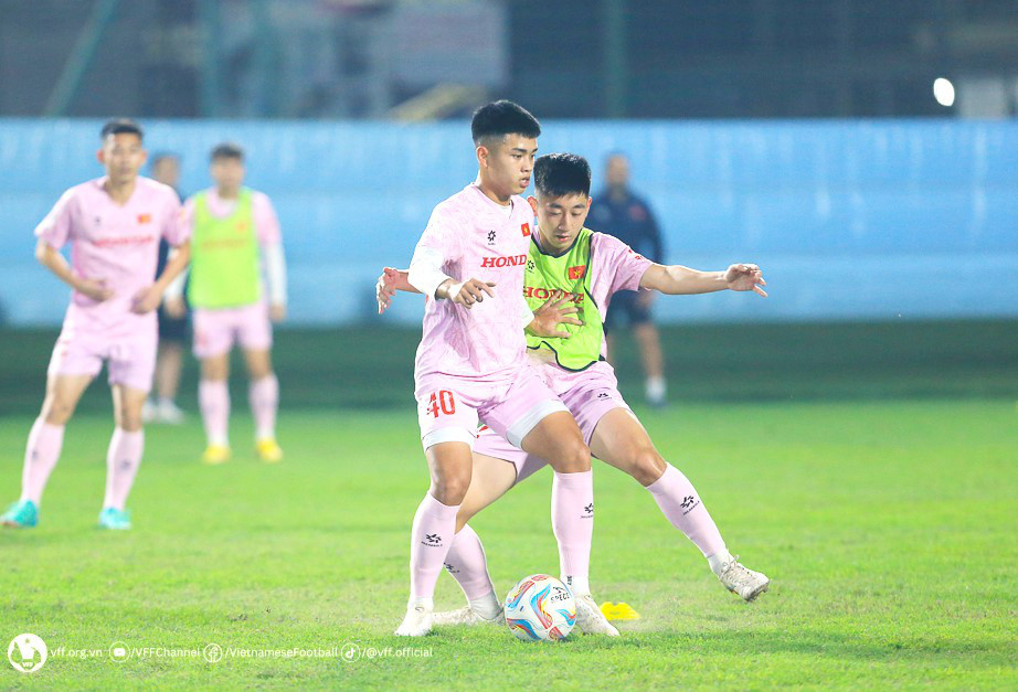 U23 Việt Nam có nhiều cầu thủ đã tích lũy kinh nghiệm thi đấu tại V-League 2023-2024 như trung vệ Lê Nguyên Hoàng (Sông Lam Nghệ An) và Nguyễn Nhật Minh (Hải Phòng) - Ảnh: VFF