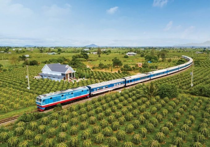 Đoạn đường sắt đi qua cánh đồng thanh long. Ảnh: Công ty Cổ phần Vận tải Đường sắt Sài Gòn - Saigonrailways.