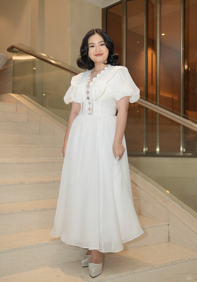 Tối 4/5, Dương Tử dự gala của đài CCTV với đầm trắng cổ vuông của nhà mốt Rachel Lai. Nhiều khán giả nhận xét cô dịu dàng, trẻ hơn nhiều so với tuổi 29.