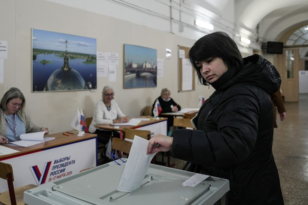 Cử tri bỏ phiếu bầu Tổng thống Nga tại điểm bầu cử ở St. Petersburg. (Ảnh: THX/TTXVN)
