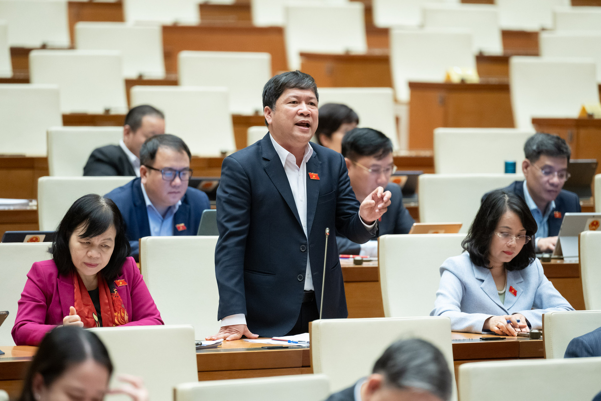 Đại biểu Tạ Văn Hạ - Đoàn ĐBQH tỉnh Quảng Nam tranh luận