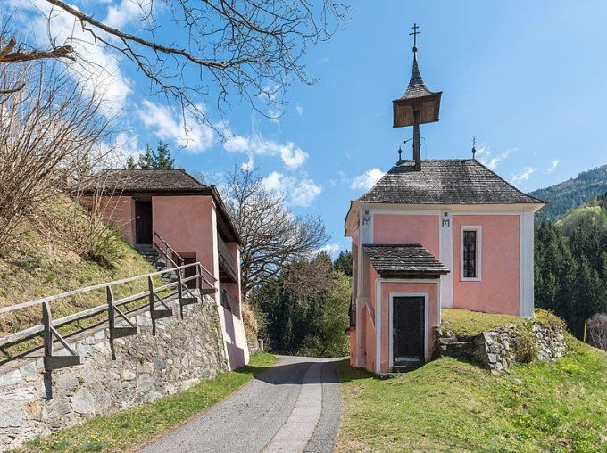 Nhà thờ Geteilte Kirche am Kreuzbichl nằm ở hai bên đường tại Áo. Ảnh: Amusing Planet
