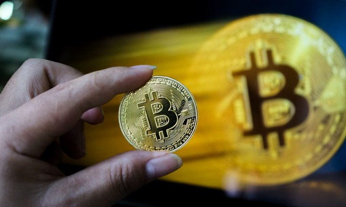 Đồng xu biểu tượng Bitcoin. Ảnh: Bảo Lâm