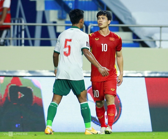 Nguyễn Công Phượng (số 10) đối đầu Pratama Arhan trong trận Việt Nam thắng Indonesia 4-0 ở vòng loại hai World Cup 2022. Ảnh: Hiếu Lương