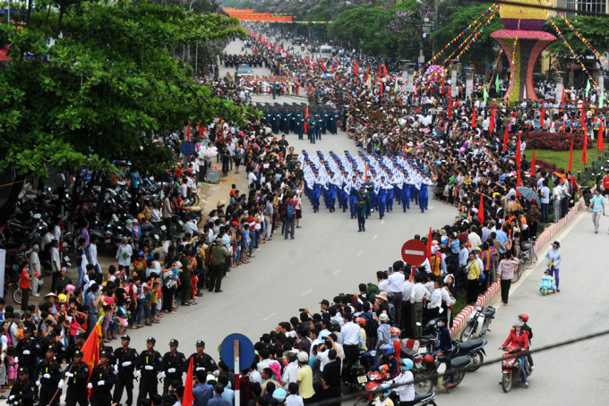 Các lực lượng diễu hành trên đường phố Điện Biên, tháng 5/2014. Ảnh: Quý Đoàn