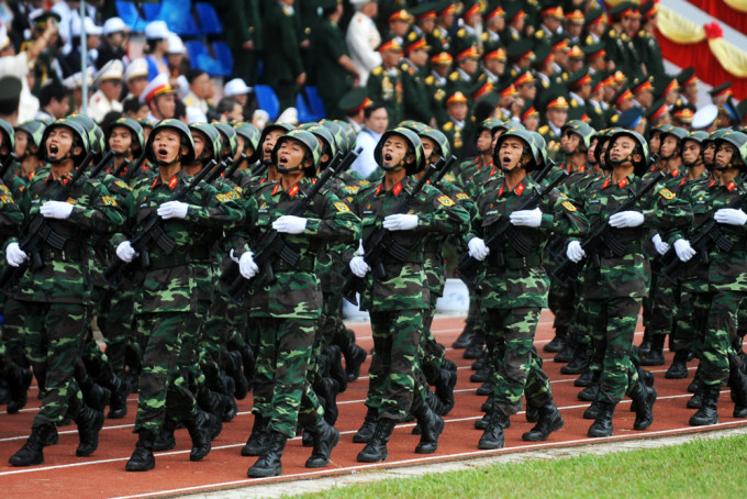 Quân đội diễu binh qua lễ đài dịp kỷ niệm 60 năm chiến thắng Điện Biên Phủ, tháng 5/2014 tại tỉnh Điện Biên. Ảnh: Quý Đoàn