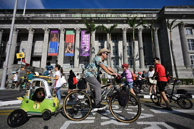 Người dân Singapore xuống đường đạp xe trong Ngày chủ nhật không ôtô 17/3 ở Civic District. Ảnh: ST