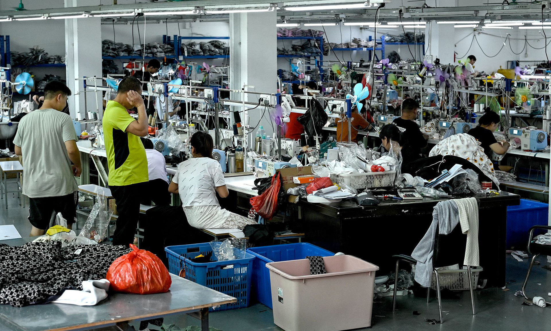 Công nhân sản xuất quần áo tại một nhà máy may cung cấp cho hãng thời trang Shein ở tỉnh Quảng Đông, phía nam Trung Quốc, tháng 7-2022 - Ảnh: AFP